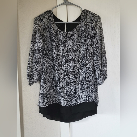 AB Studio Geometric Keyhole Split Open Back Flowy Blouse - Picture 1 of 6